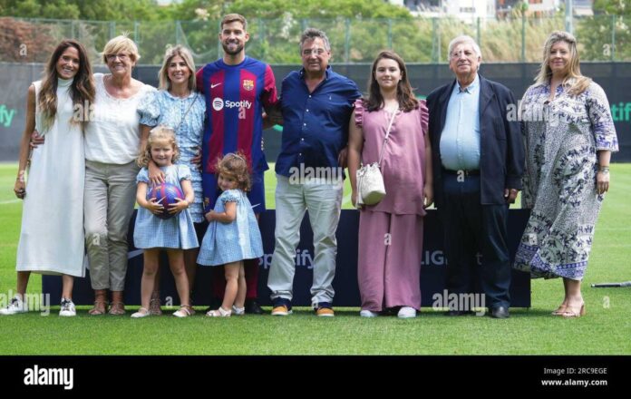 Íñigo Martínez And His Family In Barcelona