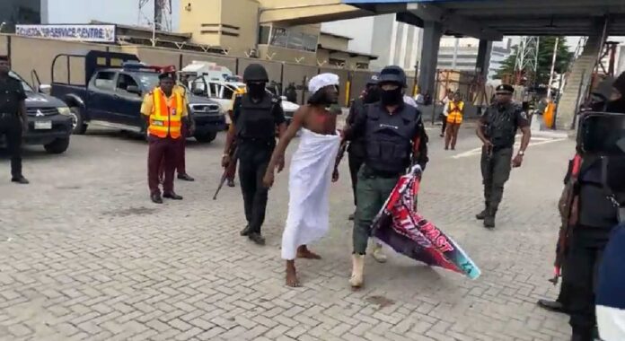 Police Arresting Endsars Protesters At Lekki Toll Gate