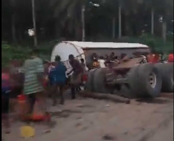 Residents Scooping Fuel From Fallen Tanker In Akamkpa Cross River