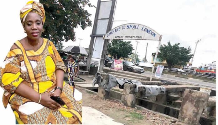 Wizkid's Father Distributing Money In Surulere Lagos