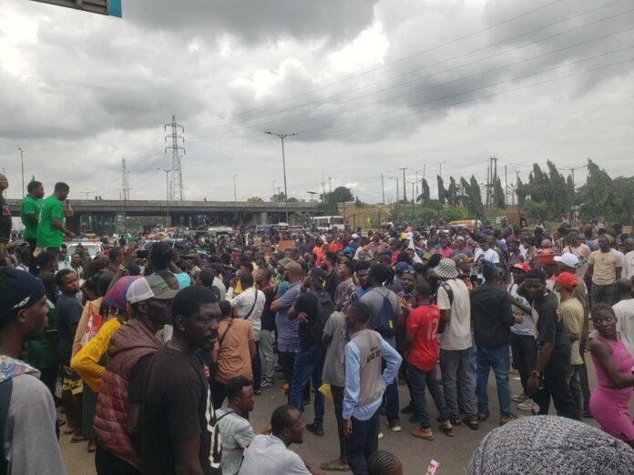 Crowd Awaiting Court Verdict On #endbadgovernance Protesters In Borno