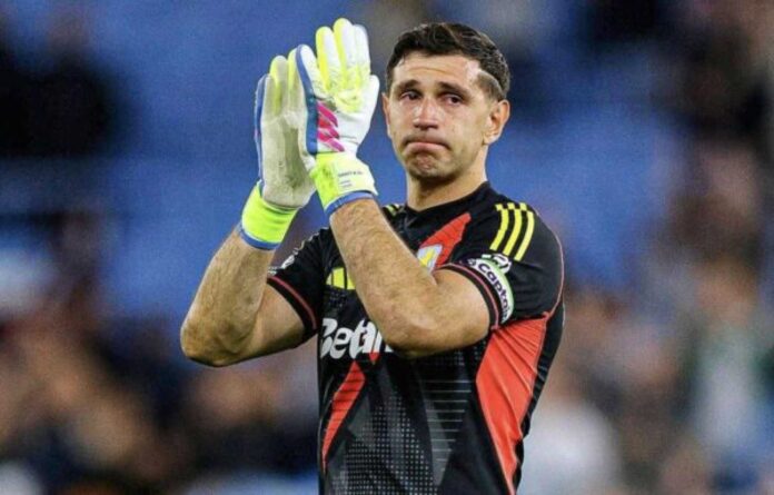 Dibu Martínez Villa Park Emotional Moment