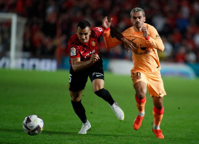 Mallorca Football Team Struggling During Match