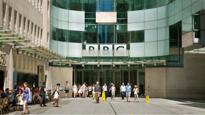 Uk Newspaper Building And Staff Working