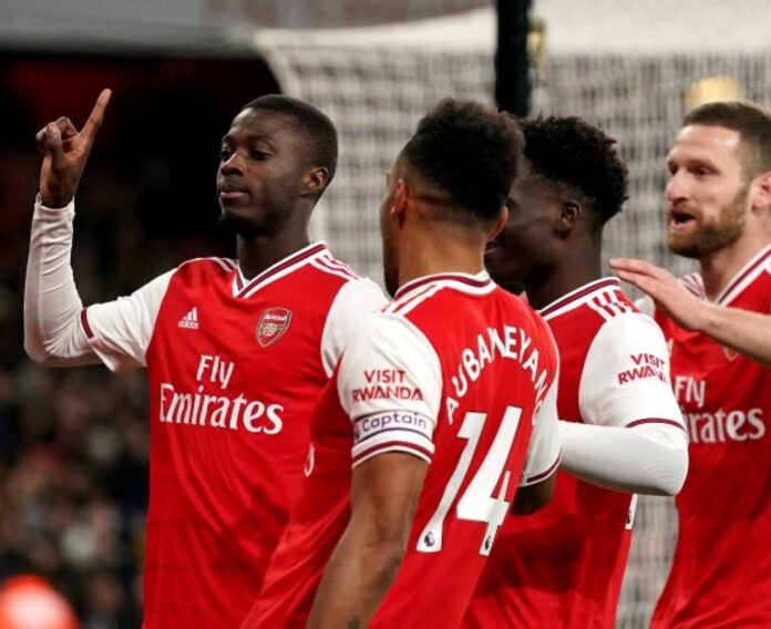 Arsenal Players Celebrating Their Victory