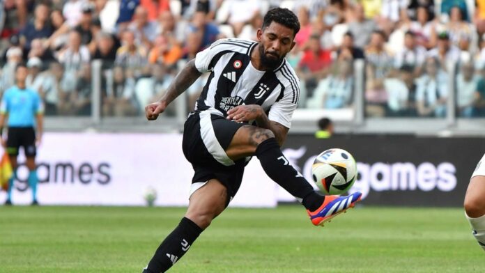 Douglas Luiz Playing For Juventus