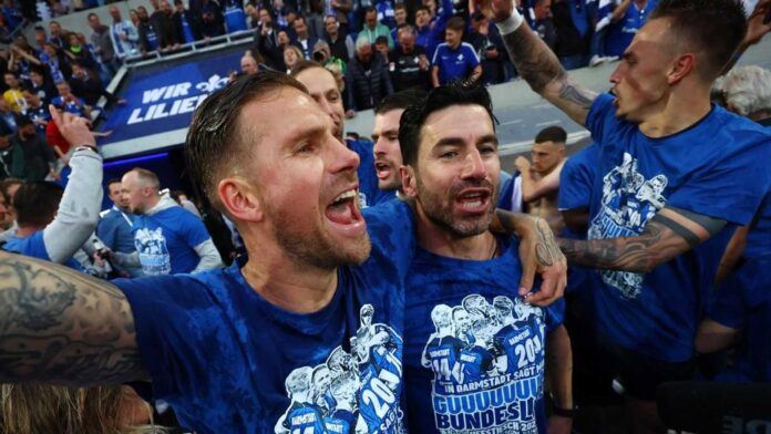 Sv Darmstadt 98 Players Celebrating Goal