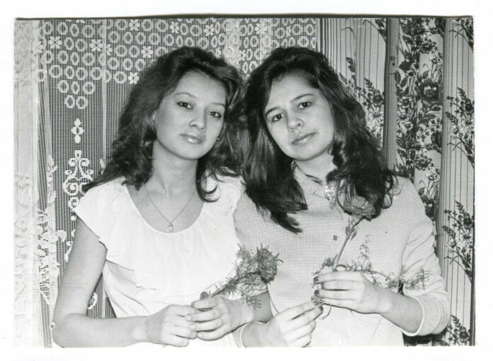 Dolly Parton In A Cheerful Pose