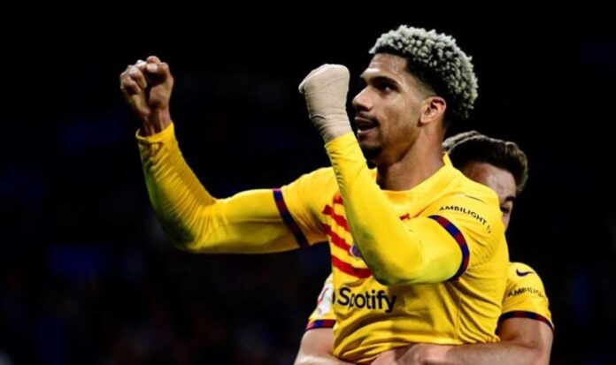 Ronald Araujo Fc Barcelona Action Shot