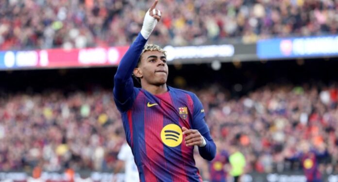 Fc Barcelona Players Celebrating Goal